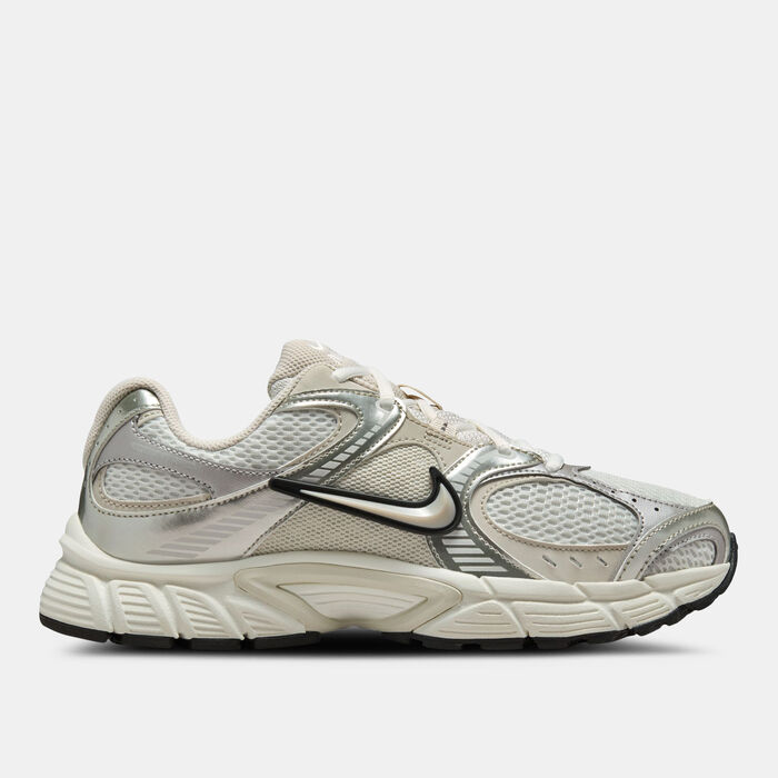 Nike Women's V5 RNR Shoes White Nike Women's V5 RNR Shoes White image number 0