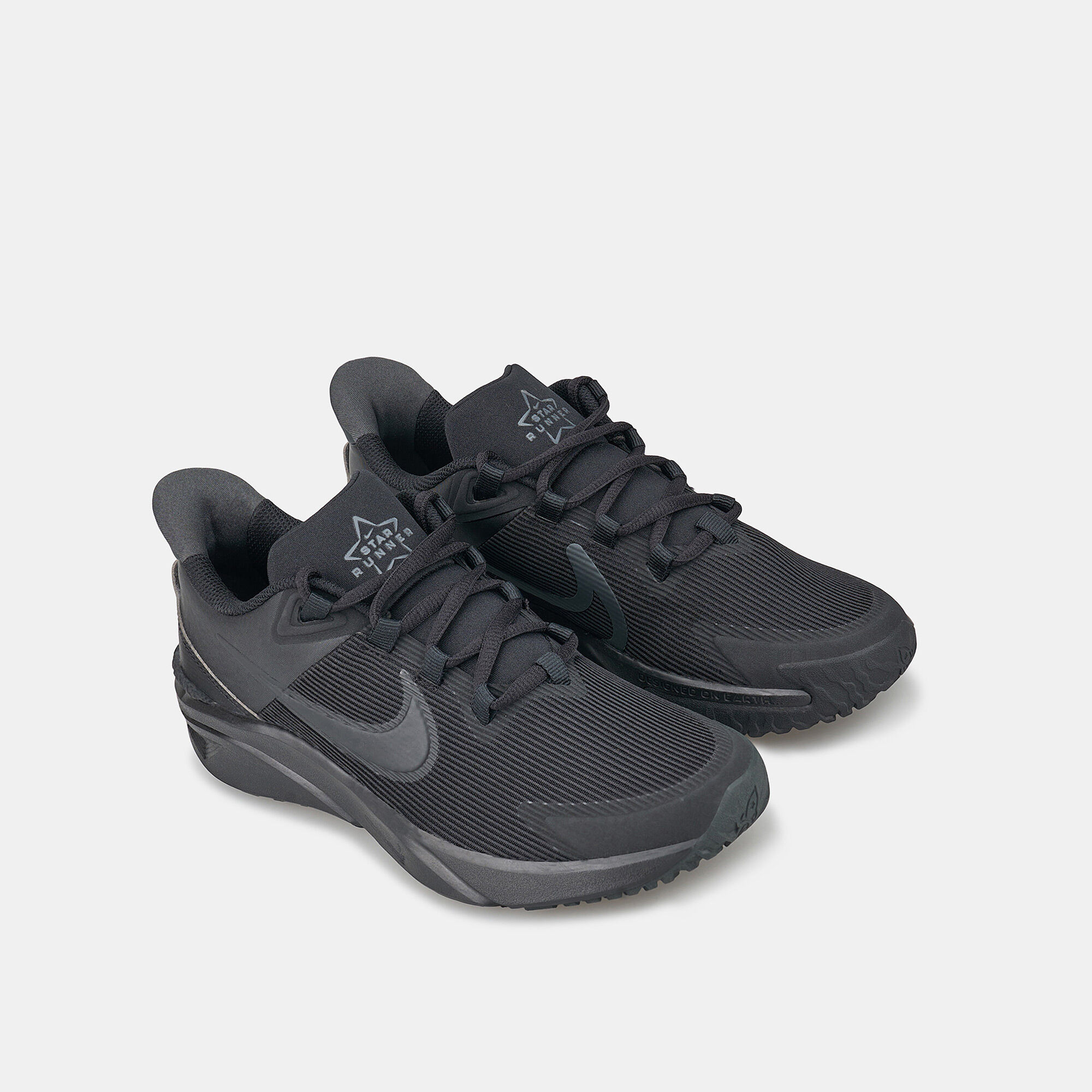 Nike star runner all black discount
