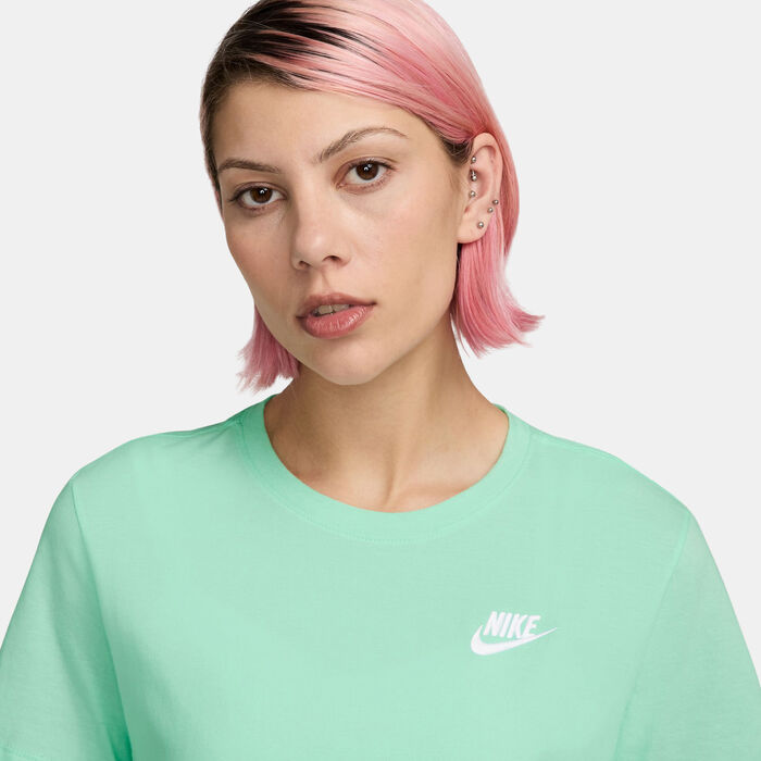 Nike Women's Sportswear Club Essentials T-Shirt Green Nike Women's Sportswear Club Essentials T-Shirt Green image number 2
