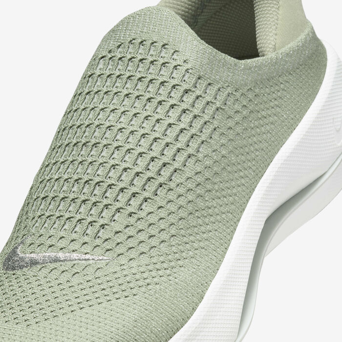 Nike Women's Reina EasyOn Shoes Green Nike Women's Reina EasyOn Shoes Green image number 6