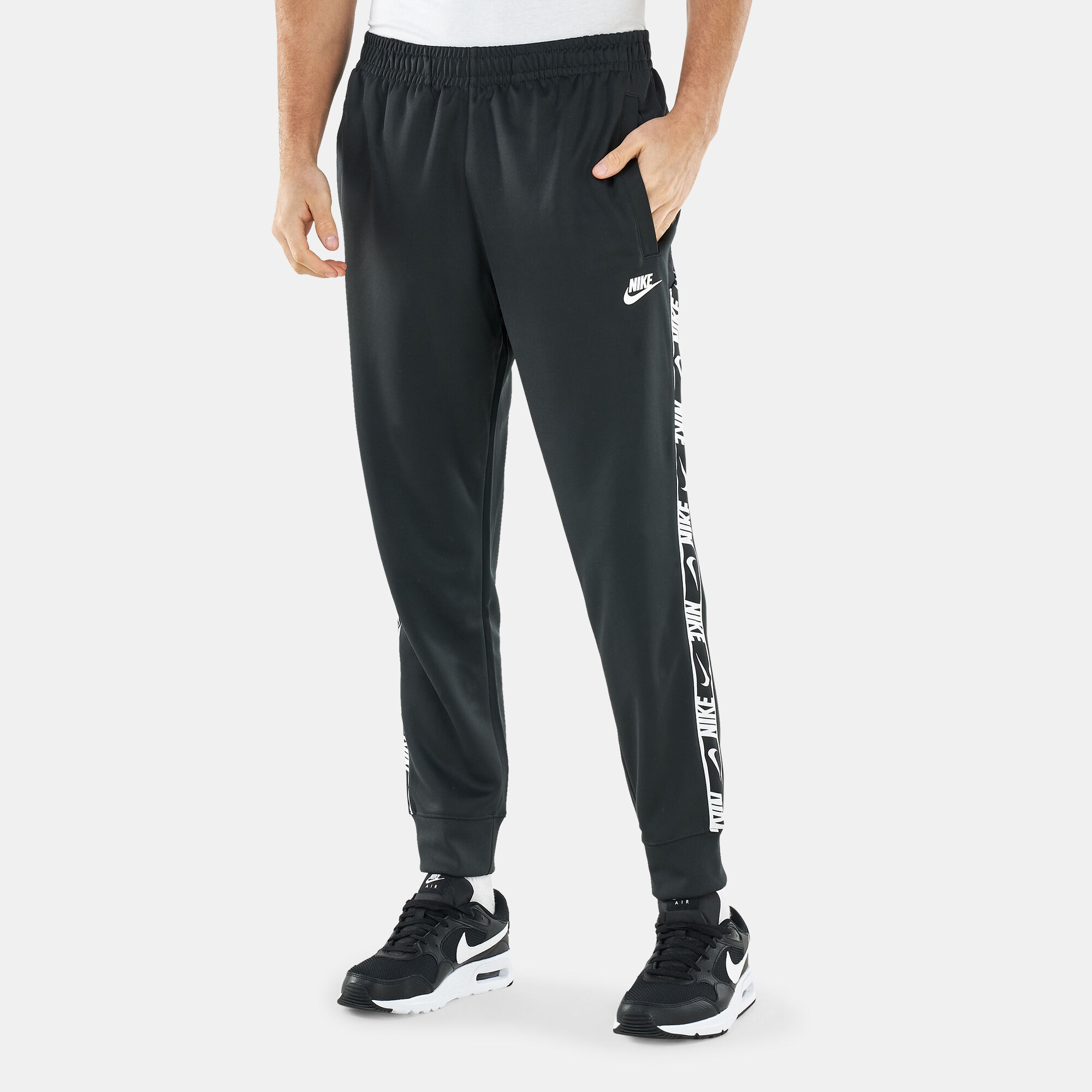 Nike sweatpants hotsell with elastic waistband