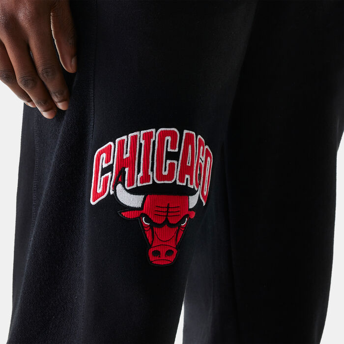 New Era Men's NBA Chicago Bulls Arch Graphic Joggers Black image number 3