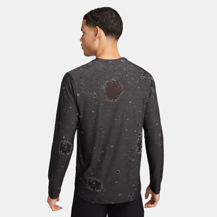 Nike Men's Dri-FIT Tie-Dye Long Sleeve T-Shirt Grey Nike Men's Dri-FIT Tie-Dye Long Sleeve T-Shirt Grey image number 1