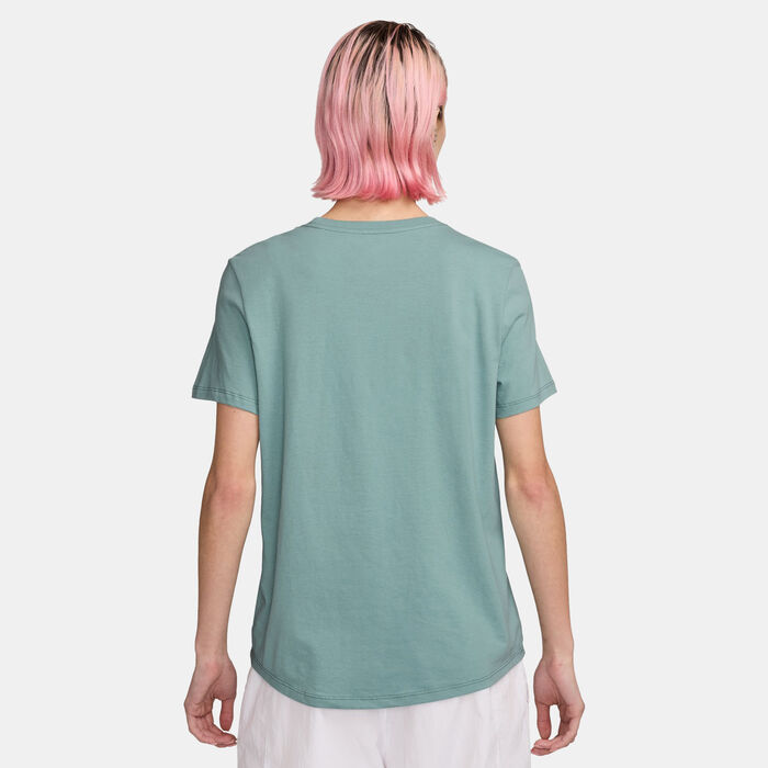Nike Women's Sportswear Club Essentials T-Shirt Green Nike Women's Sportswear Club Essentials T-Shirt Green image number 1