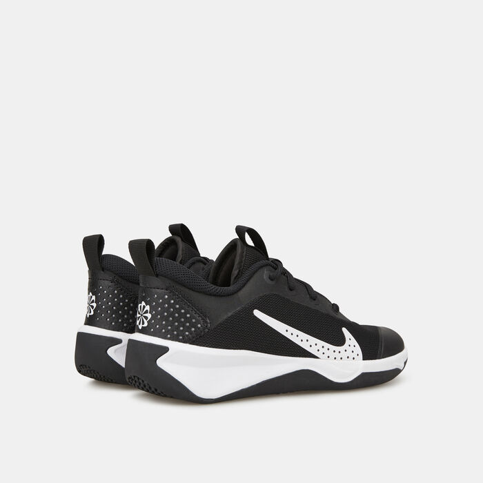 Nike Kids' Omni Multi-Court Indoor Court Shoes Black image number 2
