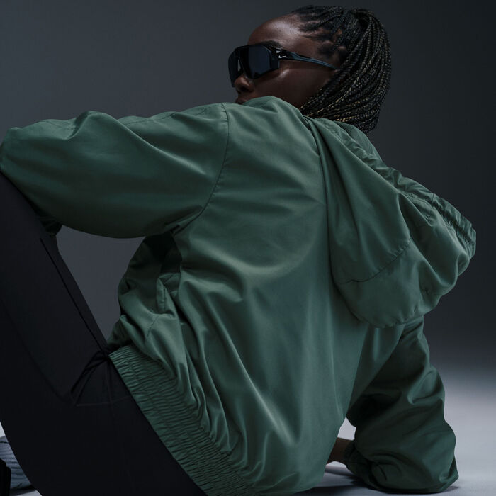 Nike Women's Sportswear Classic Wovens UV Hooded Jacket Green Nike Women's Sportswear Classic Wovens UV Hooded Jacket Green image number 3