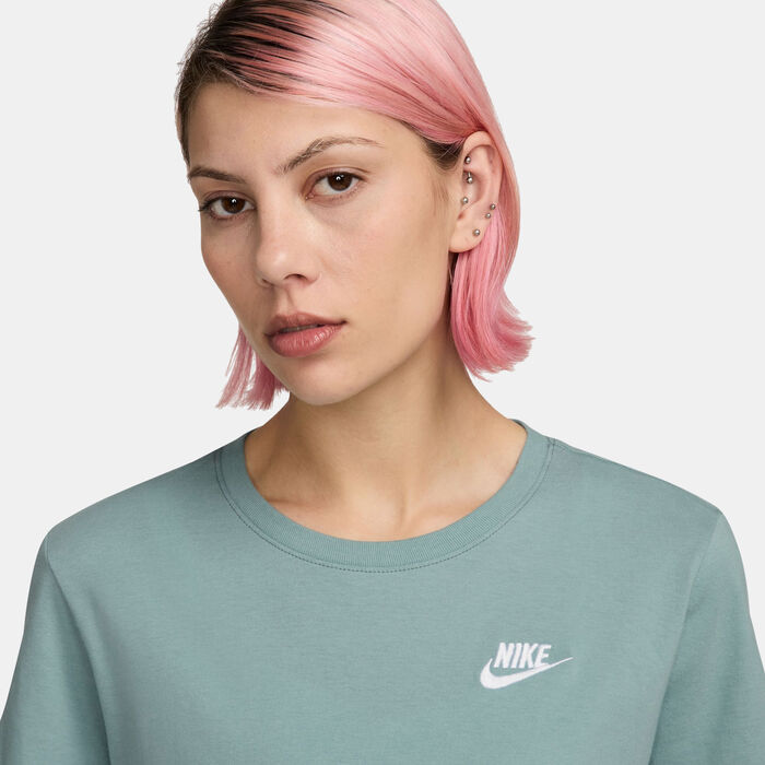 Nike Women's Sportswear Club Essentials T-Shirt Green Nike Women's Sportswear Club Essentials T-Shirt Green image number 2
