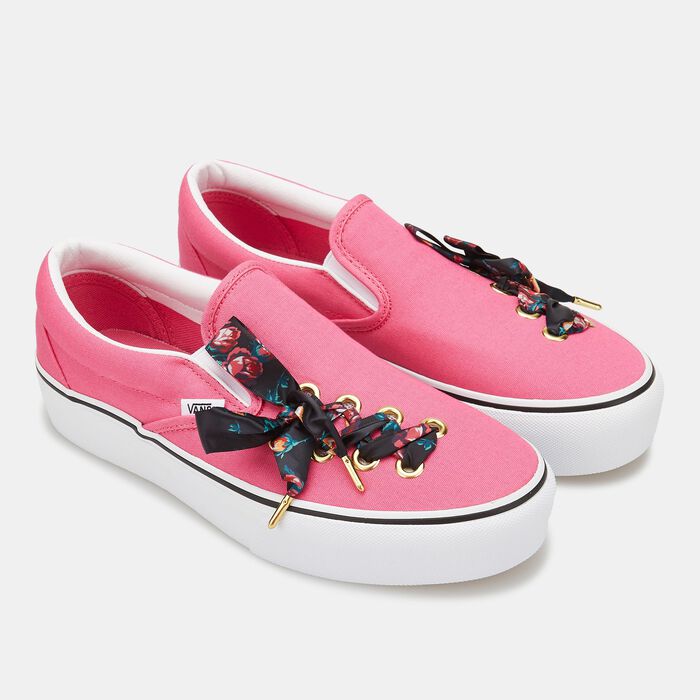 Women's Oversized Lace Classic Slip-On Platform Shoe Women's Oversized Lace Classic Slip-On Platform Shoe image number 1