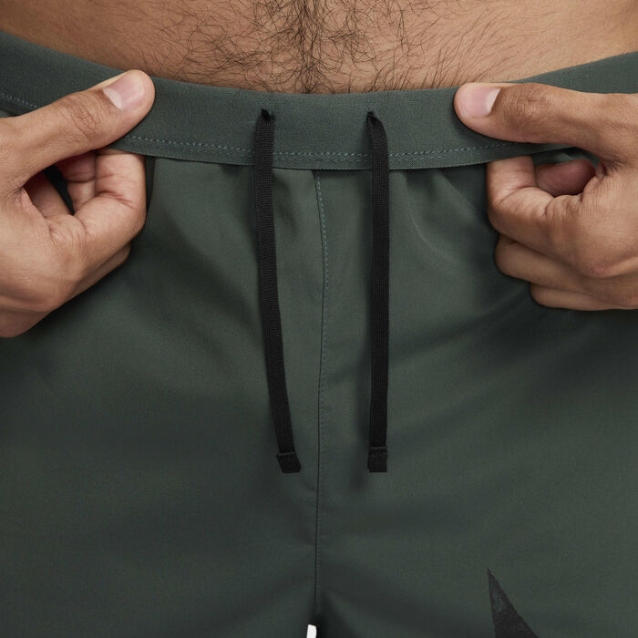 Nike Men's Challenger Swoosh Dri-FIT Running Shorts Green Nike Men's Challenger Swoosh Dri-FIT Running Shorts Green image number 4