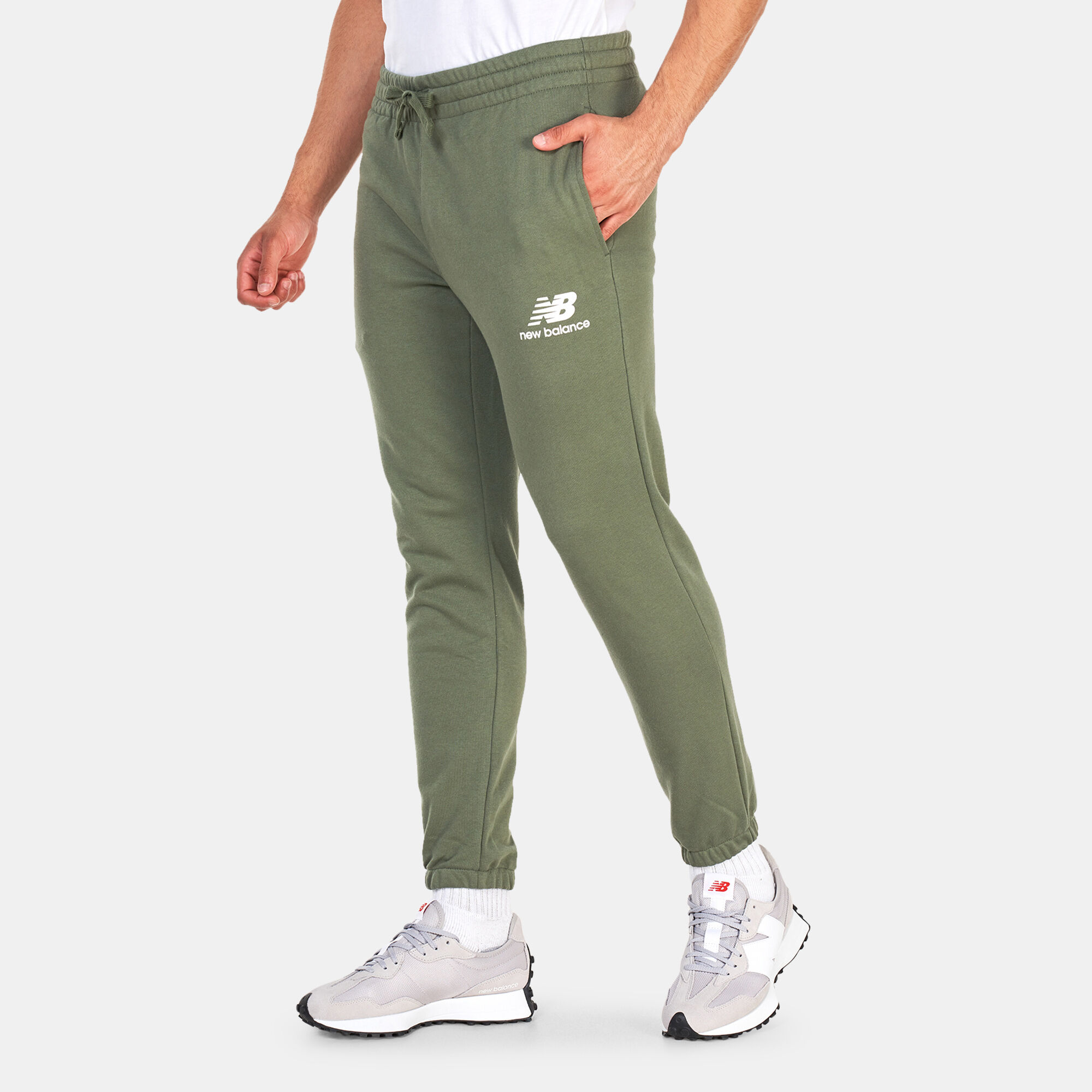 New balance men's hotsell essentials stacked logo sweatpants