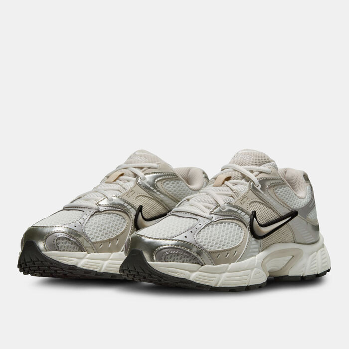 Nike Women's V5 RNR Shoes White Nike Women's V5 RNR Shoes White image number 1