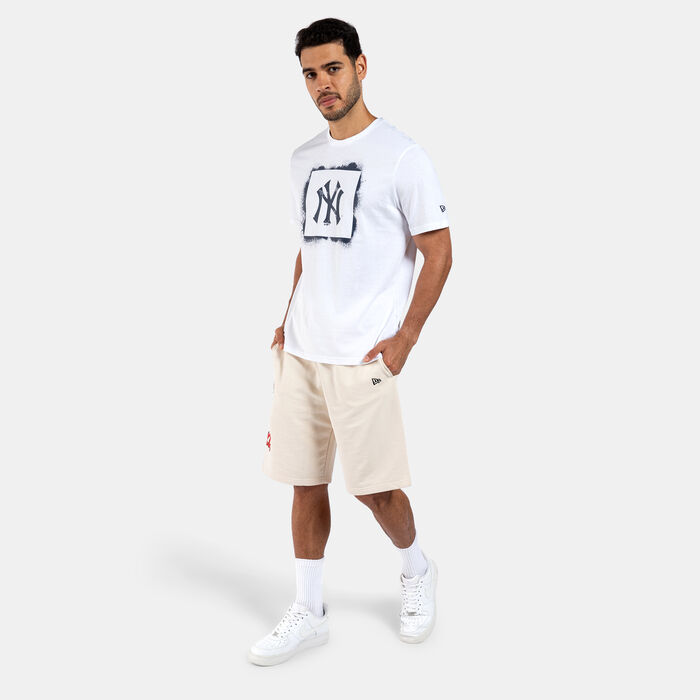 New Era Men's MLB New York Yankees Spray Stamp Graphic T-Shirt White image number 2