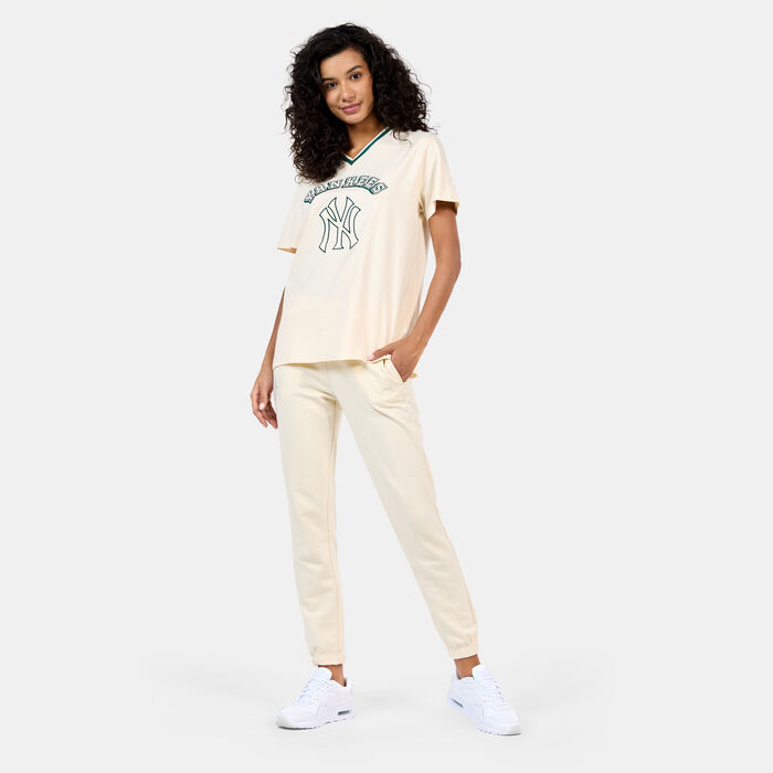 New Era Women's MLB New York Yankees Graphic T-Shirt Beige New Era Women's MLB New York Yankees Graphic T-Shirt Beige image number 2
