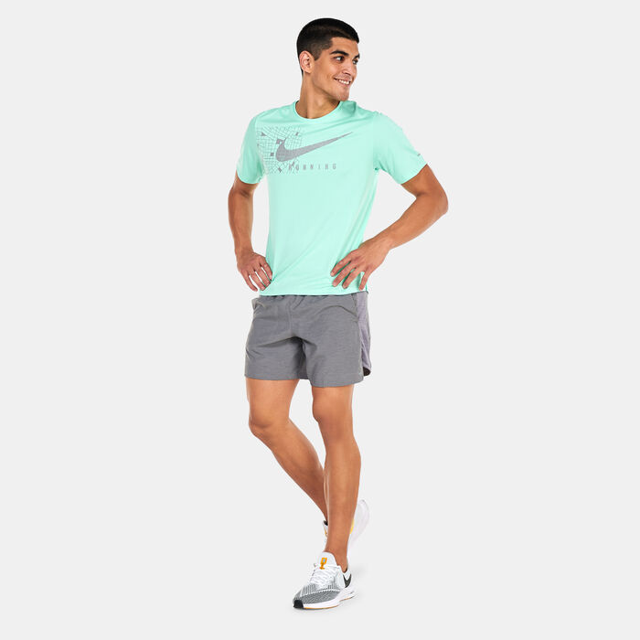 Nike Men's Dri-FIT UV Miler Run Division Graphic T-Shirt Green Nike Men's Dri-FIT UV Miler Run Division Graphic T-Shirt Green image number 2
