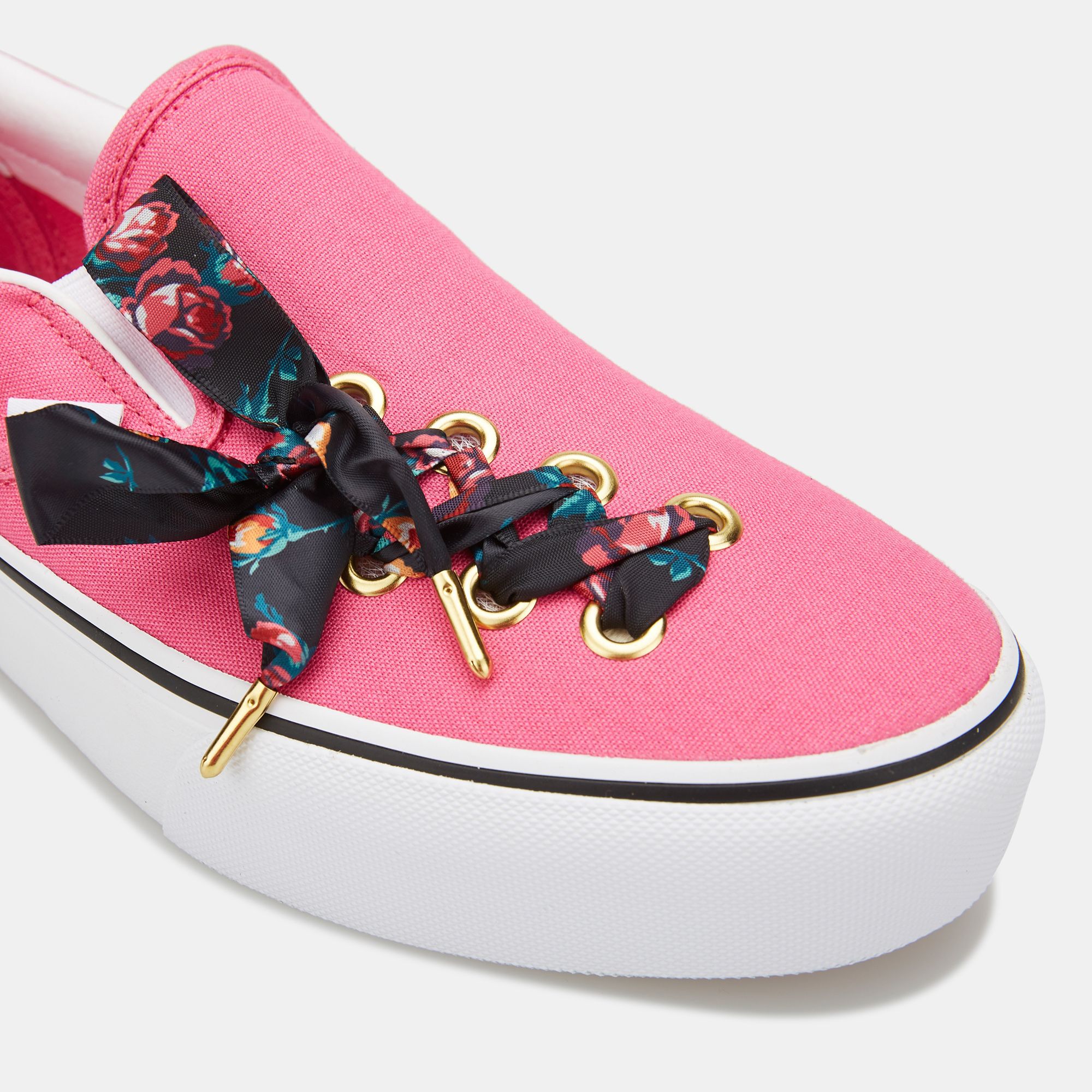 Womens vans slip discount on platform