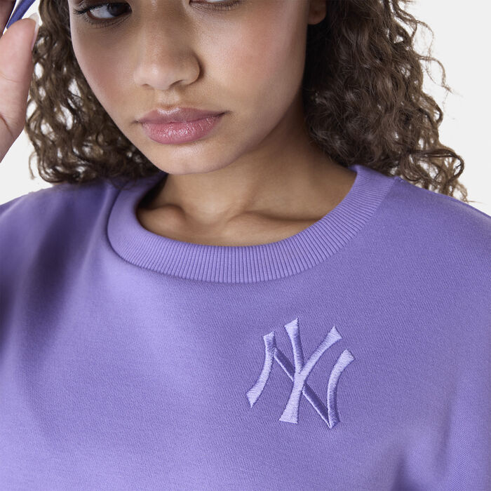 New Era Women's MLB New York Yankees League Essential Sweatshirt Purple New Era Women's MLB New York Yankees League Essential Sweatshirt Purple image number 4