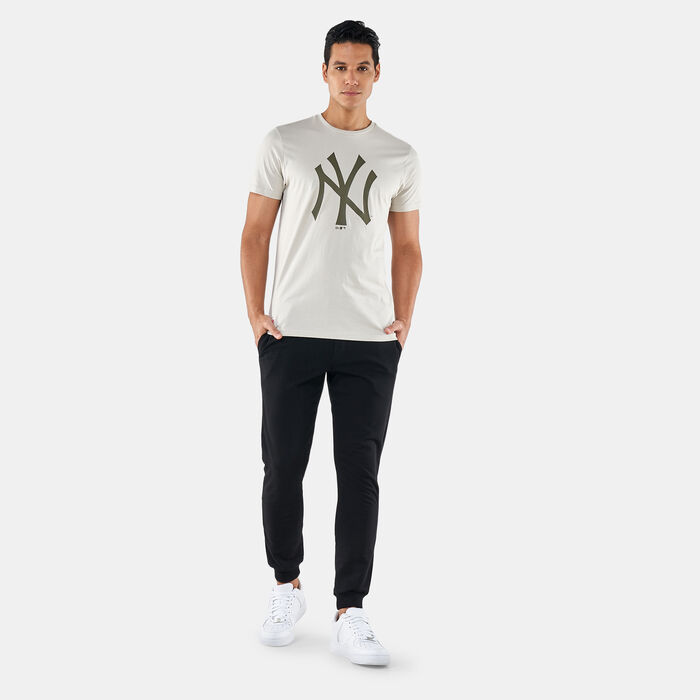 New Era Men's MLB Seasonal Team New York Yankees Logo Stone T-Shirt Beige New Era Men's MLB Seasonal Team New York Yankees Logo Stone T-Shirt Beige image number 2
