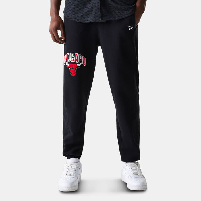 New Era Men's NBA Chicago Bulls Arch Graphic Joggers Black image number 0