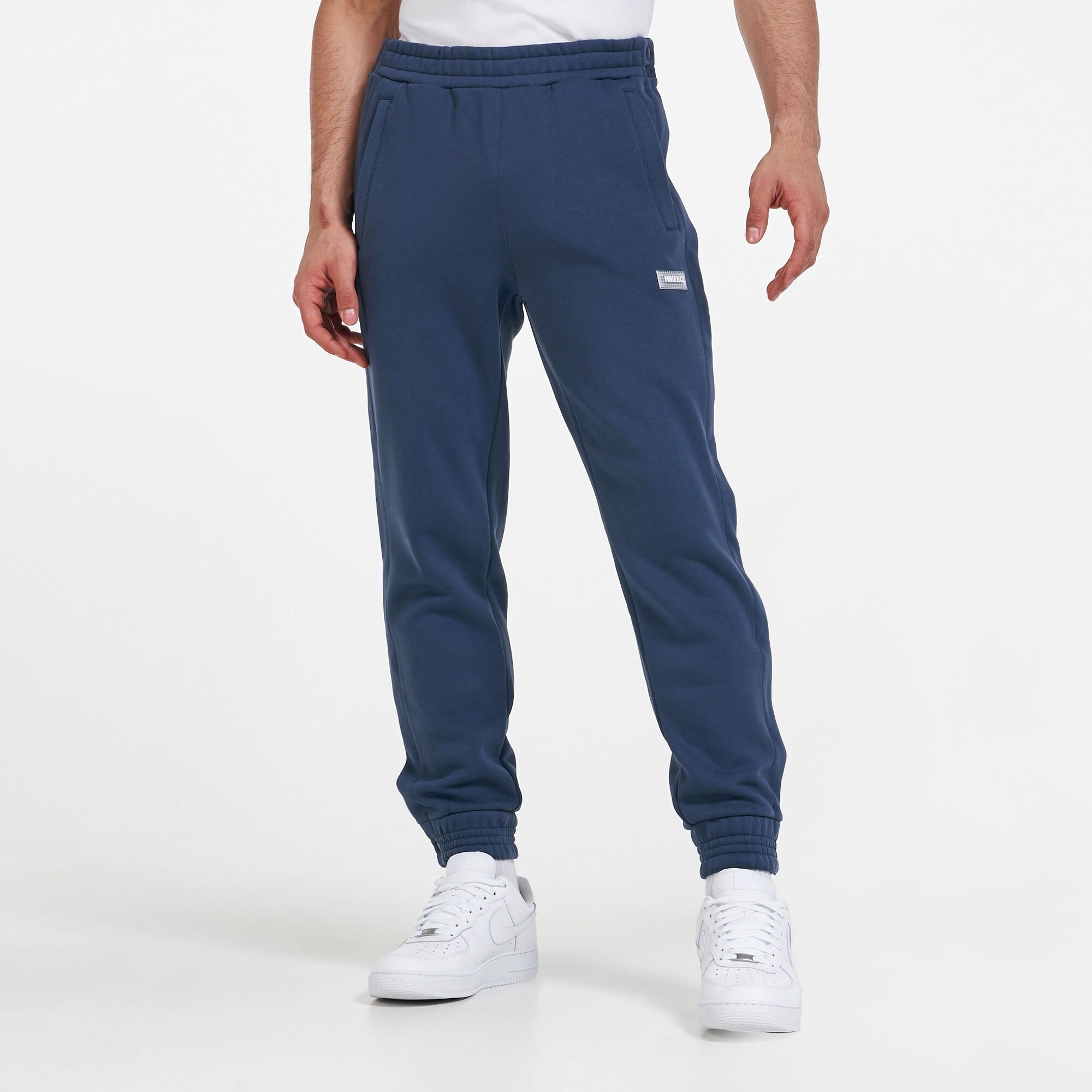 Nike sweatpants standard best sale fit tapered leg