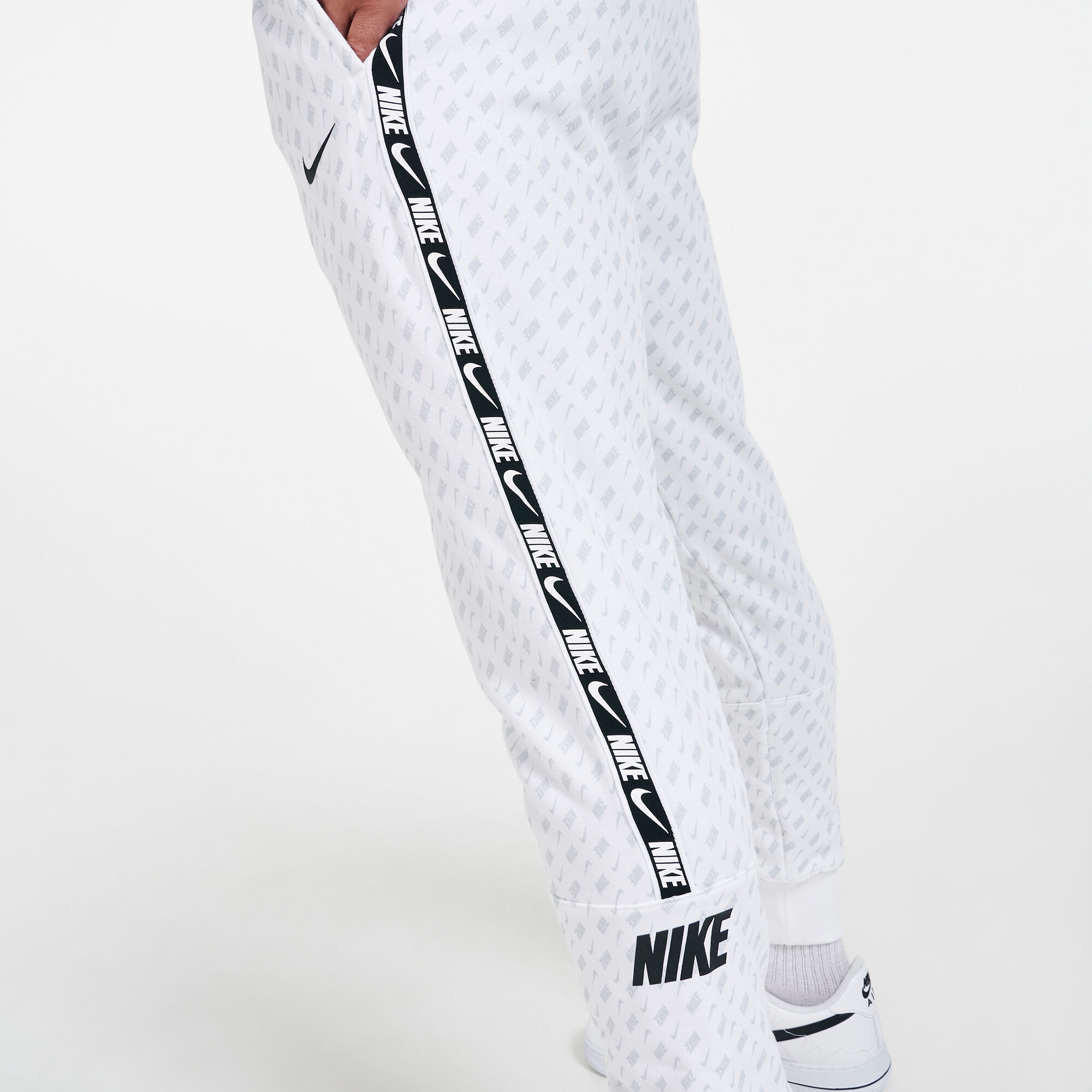 Nike repeat logo fleece jogger deals