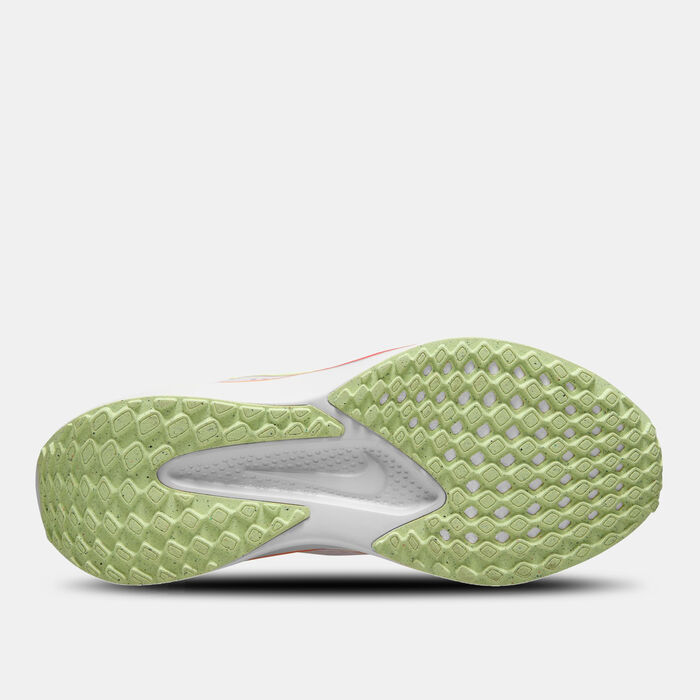 Nike Women's Quest 6 Road Running Shoes White image number 2