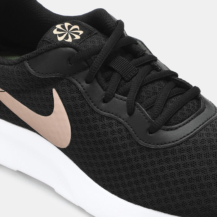 Nike Women's Tanjun Shoe Black image number 4