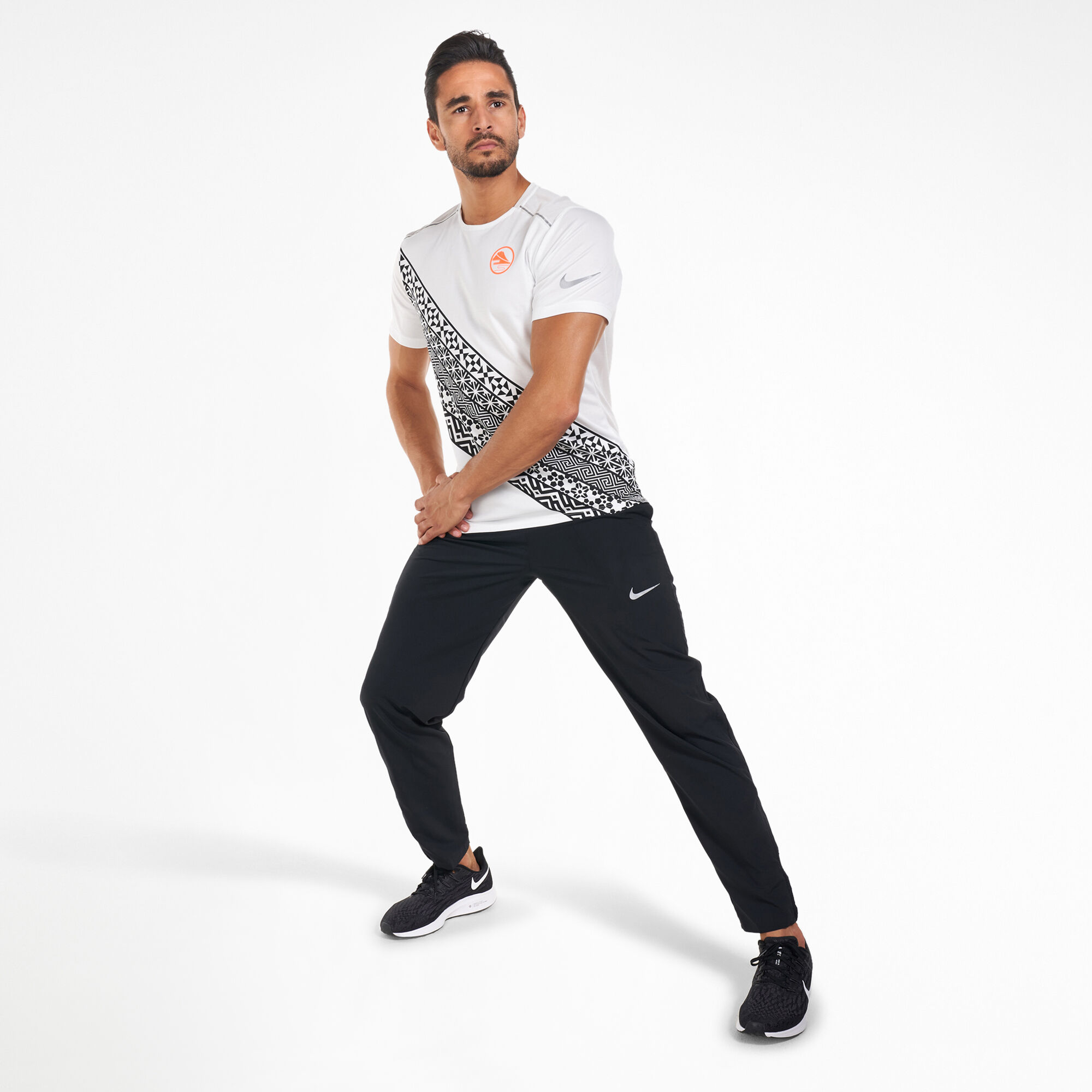 Nike joggers with stripe outlet